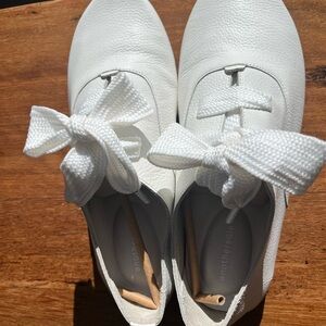 Elegant White Leather Flats with Bow Detail